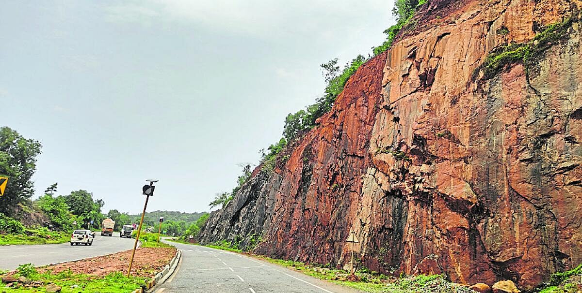 ಕಾರವಾರ: ಭೂಕುಸಿತ ತಡೆಗೆ ಜಿಲ್ಲಾಡಳಿತ ನಿರ್ಲಕ್ಷ್ಯ