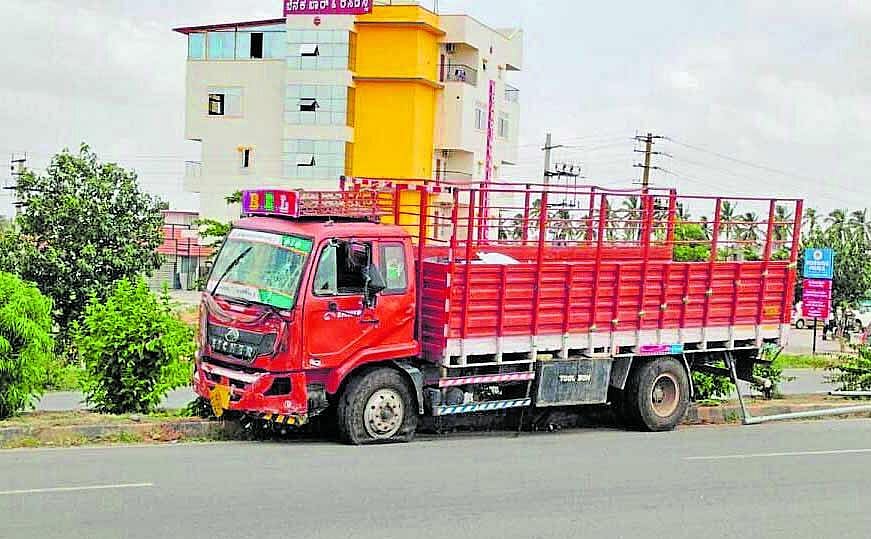ಹೊಸಕೋಟೆ ಬಳಿ ಕ್ಯಾಂಟರ್ ಡಿಕ್ಕಿ, ಹತ್ತಕ್ಕೂ ಹೆಚ್ಚು ವಿದ್ಯುತ್ ಕಂಬಗಳಿಗೆ ಹಾನಿ