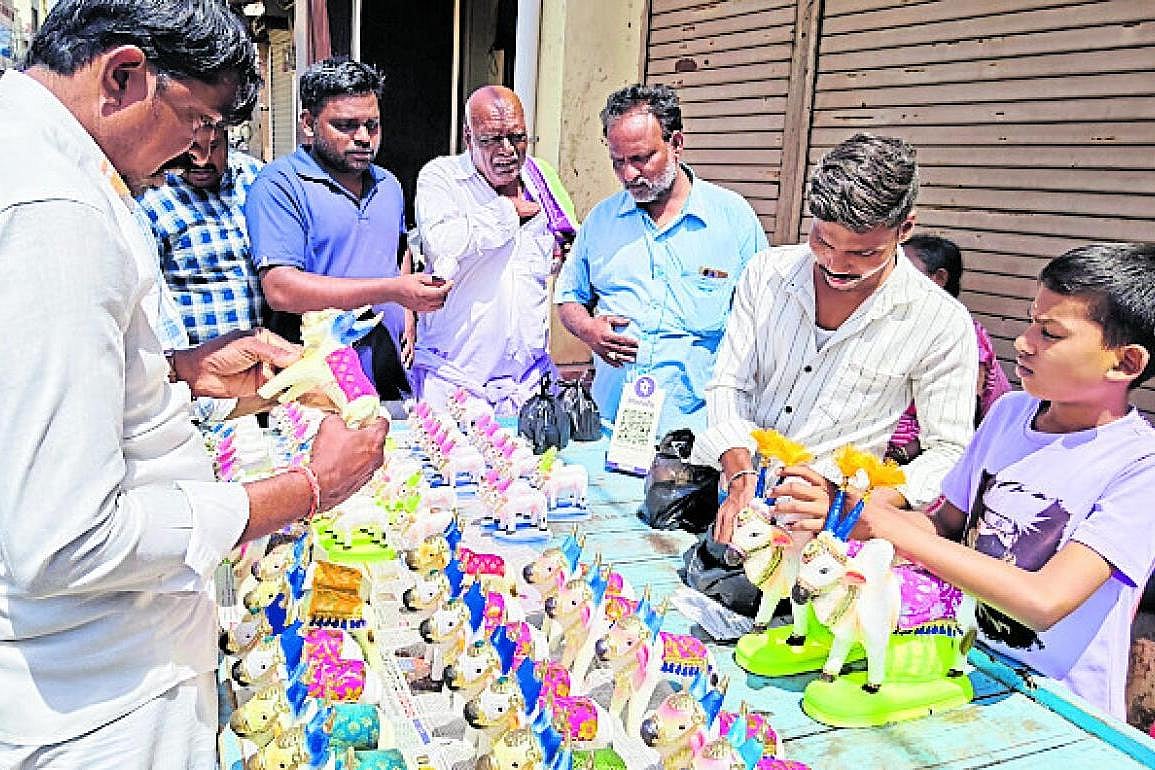 ಮಣ್ಣೆತ್ತು ಮಾರಾಟ: ಕಂಪ್ಲಿಯಲ್ಲಿ ಖರೀದಿ ಜೋರು