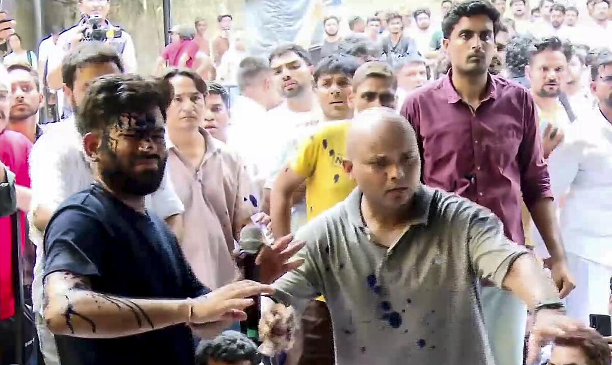 ಜಂತರ್ ಮಂತರ್ನಲ್ಲಿ ಅಭಿಜಿತ್ ದೀಪ್ಕೆ ಮೇಲೆ ಶಾಯಿ ಎರಚಿದ ಮಹಿಳೆ