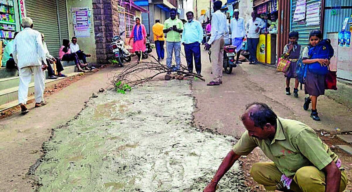 ತೇರದಾಳ ಪಟ್ಟಣದಲ್ಲಿ ಪೈಪ್‌ಲೈನ್ ಗುಂಡಿ ಮುಚ್ಚಿದ ಪುರಸಭೆ