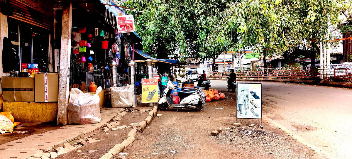 ಬೀದರ್: ದಾರಿ ಹೋಕರಿಗೆ ಎಲ್ಲಿದೆ ಪಾದಚಾರಿ ಮಾರ್ಗ...?