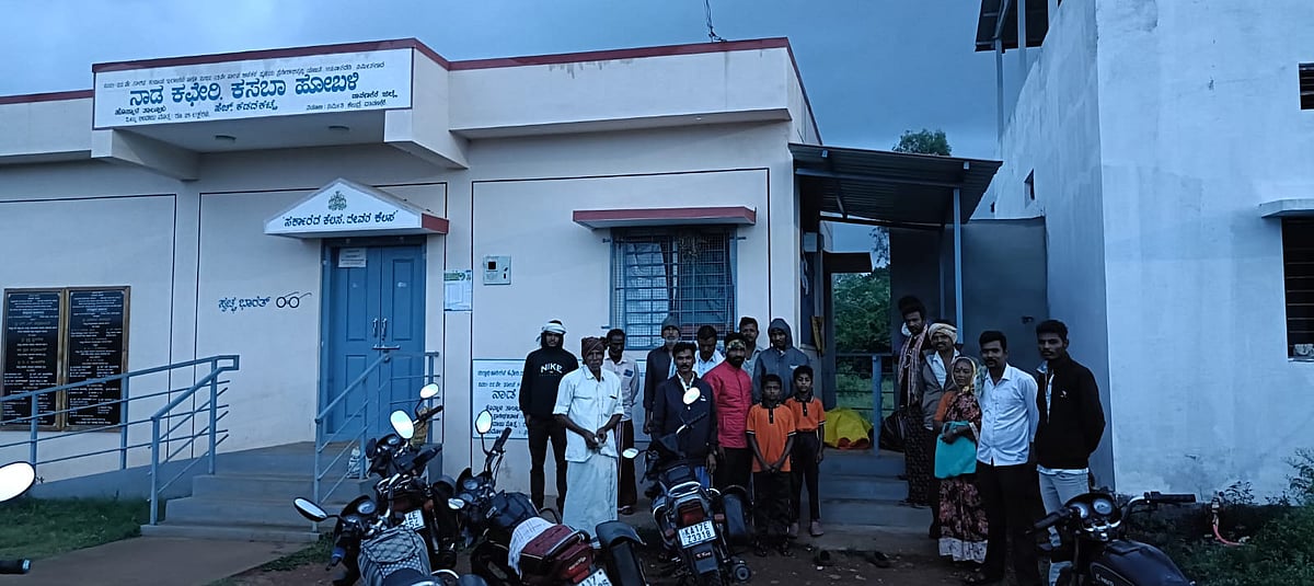 ಸರ್ವರ್ ಸಮಸ್ಯೆ: ಹೊನ್ನಾಳಿ ನಾಡಕಚೇರಿ ಎದುರು ರಾತ್ರಿಯೂ ಸರತಿ ಸಾಲು