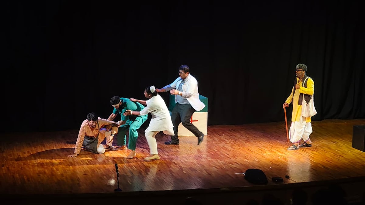 ಸಾಂಸ್ಕೃತಿಕ ಮುನ್ನೋಟ: ‘ಹುಚ್ಚರಯ್ಯ ಹುಚ್ಚರು’ ನಾಟಕ ಪ್ರದರ್ಶನ