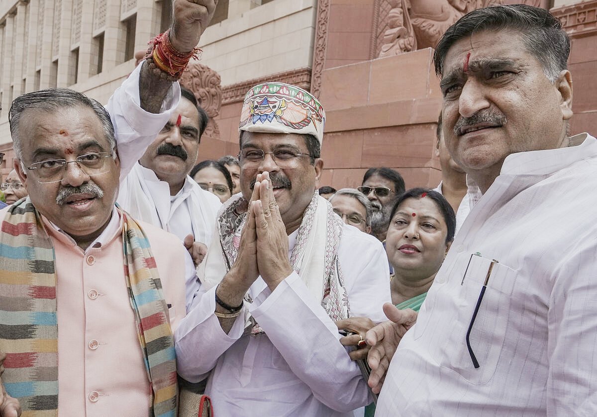 ಜಿಂದಾಬಾದ್ ಕೂಗಿ ಪ್ರಧಾನ್‌ಗೆ ಸ್ವಾಗತ: ಪೇ‍ಪರ್ ಕಳ್ಳ ಎಂದ ಕಾಂಗ್ರೆಸ್ ನಾಯಕರು