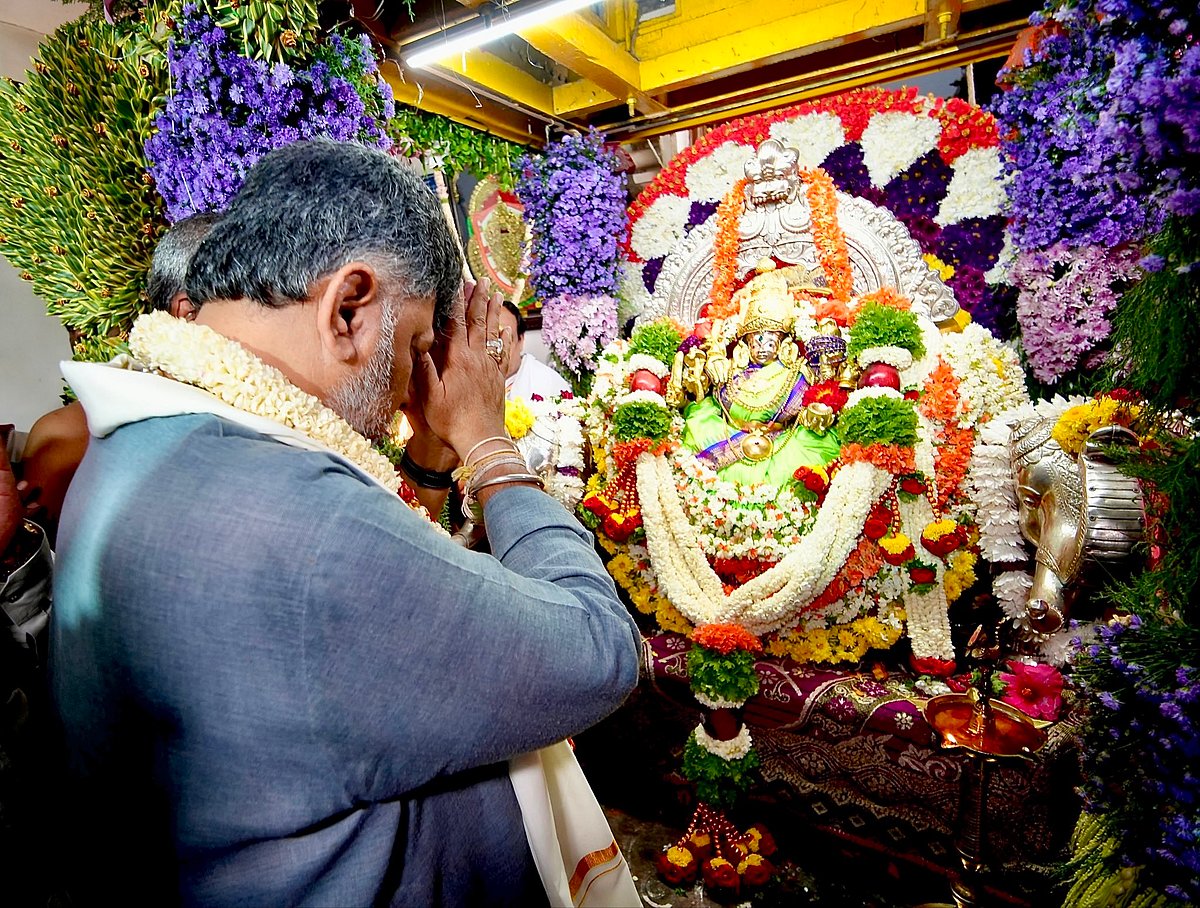 ಮೈಸೂರು: ಚಾಮುಂಡೇಶ್ವರಿ ದೇವಿ ದರ್ಶನ ಪಡೆದ ಮುಖ್ಯಮಂತ್ರಿ ಡಿ.ಕೆ. ಶಿವಕುಮಾರ್