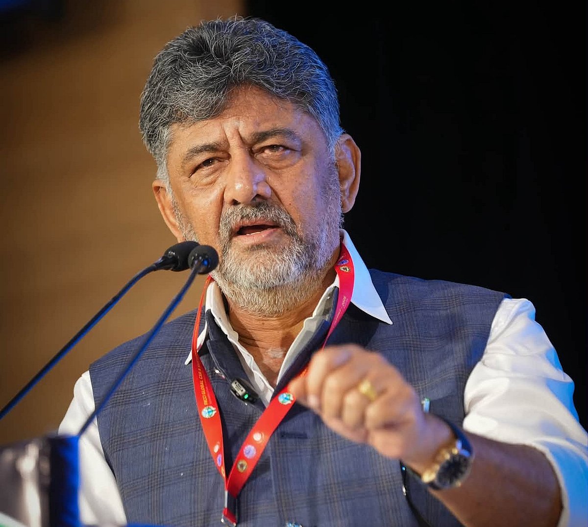 ಮೊದಲು ನಮ್ಮ ಶಾಸಕರನ್ನು ಬಿಜೆ‍ಪಿಗೆ ಸೇರಿಸಿಕೊಳ್ಳಲಿ:ಡಿಕೆಶಿ ವ್ಯಂಗ್ಯ
