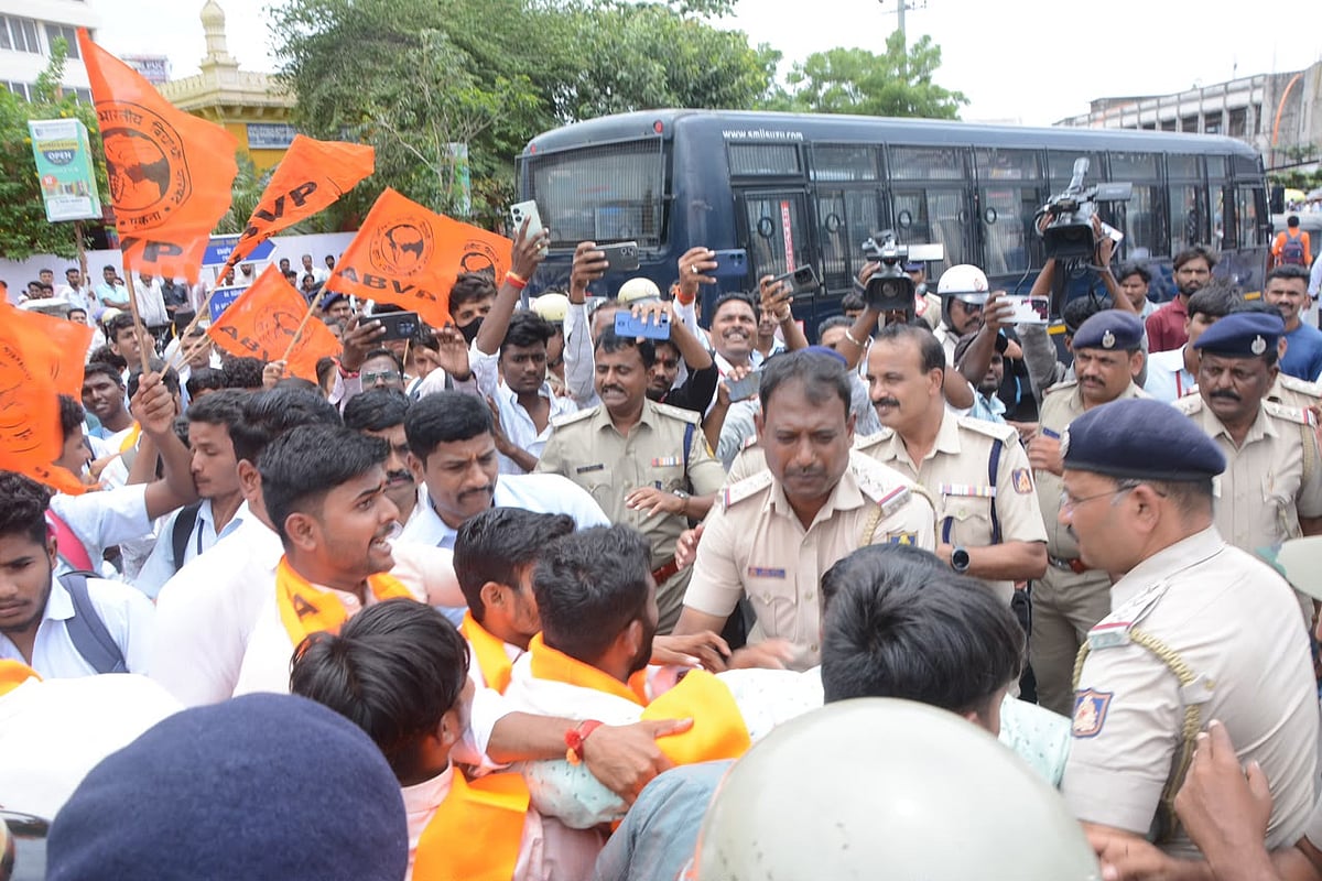ವಿಜಯಪುರ: ಪೊಲೀಸ್ ಕಾನ್ಸ್ಟೆಬಲ್ ನೇಮಕಾತಿ ಪರೀಕ್ಷೆ ಗೊಂದಲ ವಿರೋಧಿಸಿ ಪ್ರತಿಭಟನೆ