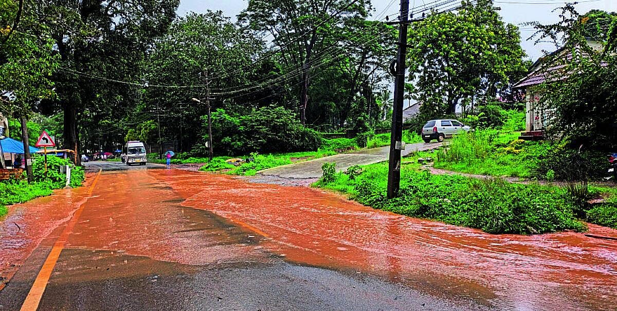 ಸಕಲೇಶಪುರ| ಮಳೆ ಬಂದರೆ ಹೊಳೆಯಾಗುವ ಹೆದ್ದಾರಿ; ವಾಹನ, ಪಾದಚಾರಿಗಳ ಪರದಾಟ