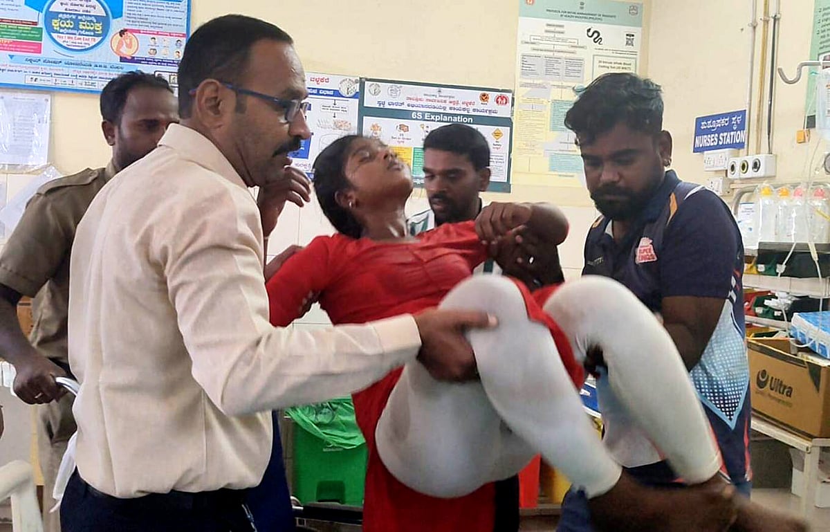 ಚಳ್ಳಕೆರೆ: ಬಿಸಿಯೂಟ ಸೇವಿಸಿ 25ಕ್ಕೂ ಹೆಚ್ಚು ವಿದ್ಯಾರ್ಥಿಗಳು ಅಸ್ವಸ್ಥ