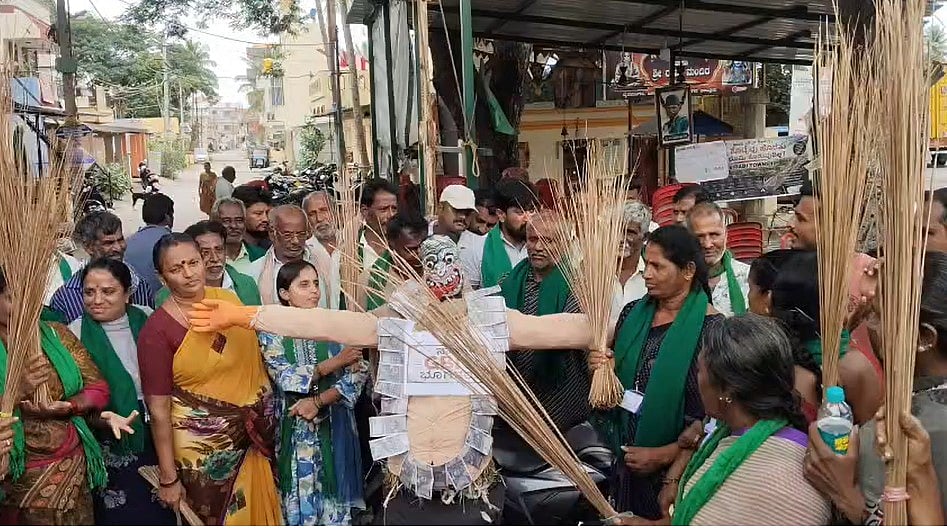 ಬಿಡದಿ ಟೌನ್ಶಿಪ್: ಮುಂದುವರಿದ ಹೋರಾಟ; JDS ಪಾದಯಾತ್ರೆಗೆ ಬೆಂಬಲ, ಅಣಕು ಶವಯಾತ್ರೆ