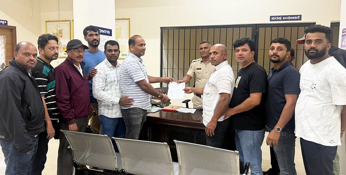 ತೀರ್ಥಹಳ್ಳಿ: ಪ್ರಧಾನಿ ಭಾವಚಿತ್ರಕ್ಕೆ ಸ್ಟಿಕ್ಕರ್; ಬಿಜೆಪಿ ದೂರು
