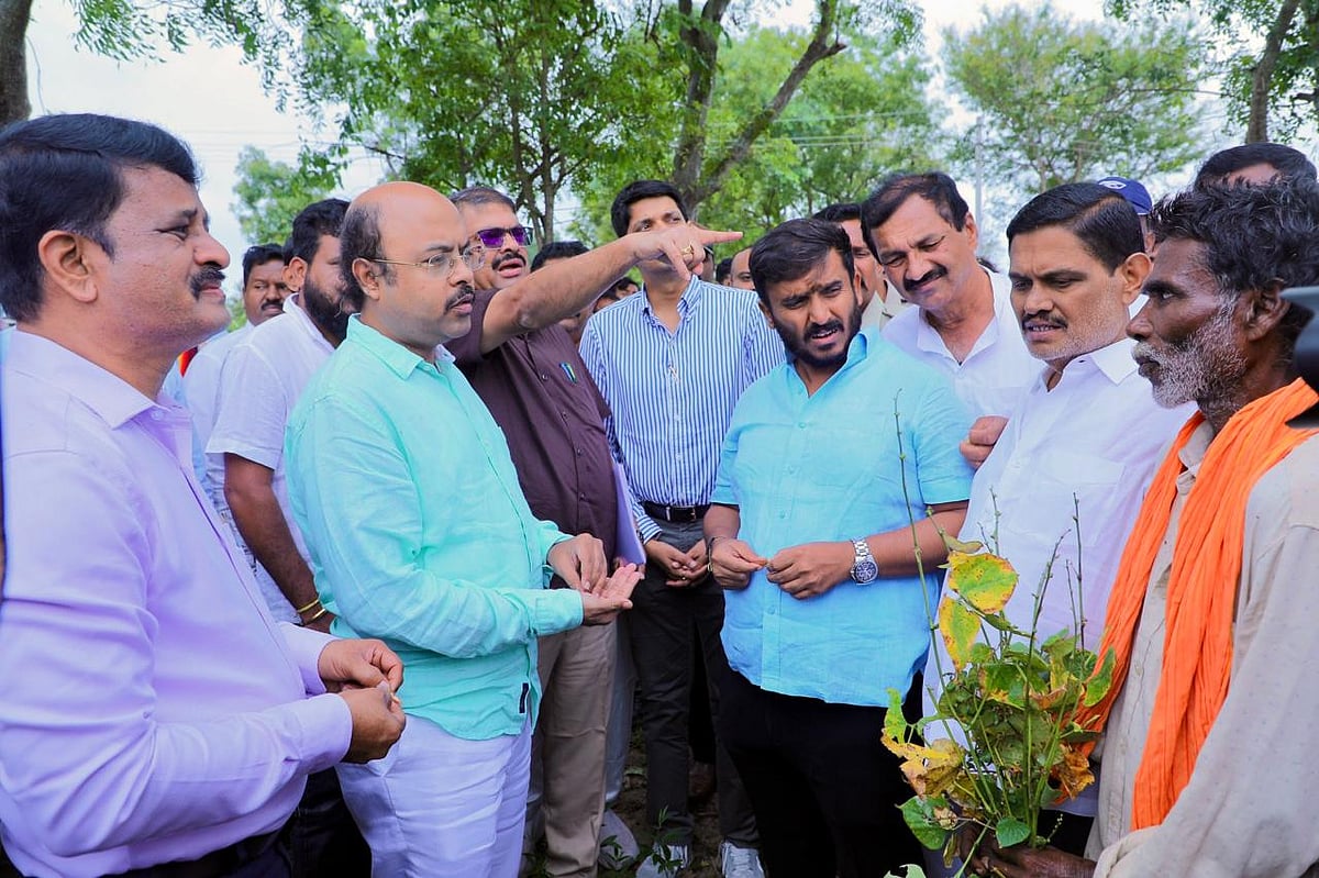 ಹುಣಸೂರು: ಹಾನಿಗೊಳಗಾದ ಬೆಳೆ ವೀಕ್ಷಿಸಿದ ಸಚಿವ ಯತೀಂದ್ರ ಸಿದ್ದರಾಮಯ್ಯ