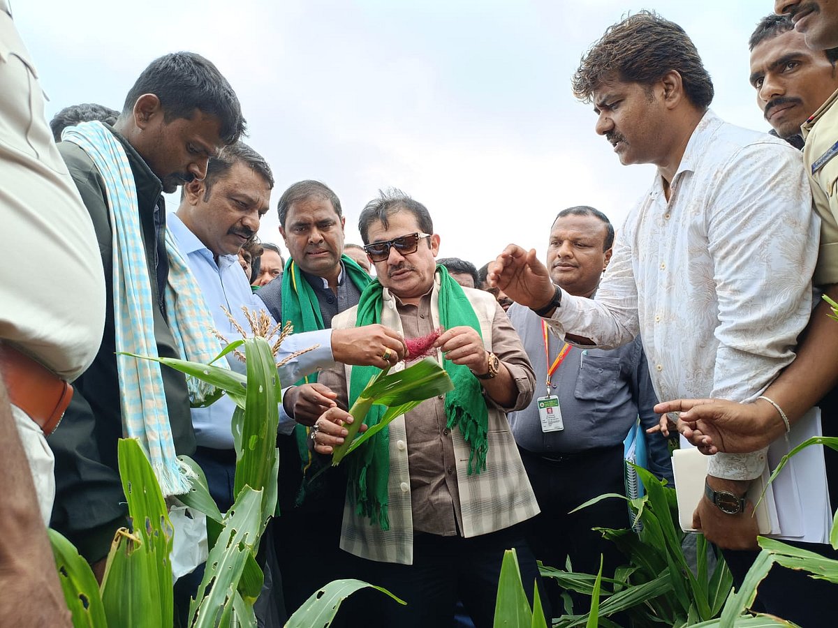 ಕೂಡ್ಲಿಗಿ: ಮೊರಬದಲ್ಲಿ ಸಚಿವ ಜಮೀರ್ ಅವರಿಂದ ಬರಪೀಡಿತ ಪ್ರದೇಶ ವೀಕ್ಷಣೆ