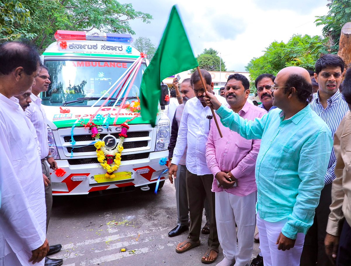 ಮೈಸೂರಿನಲ್ಲಿ ನೂತನ ಆಂಬುಲೆನ್ಸ್ ಸೇವೆಗೆ ಸಮರ್ಪಣೆ