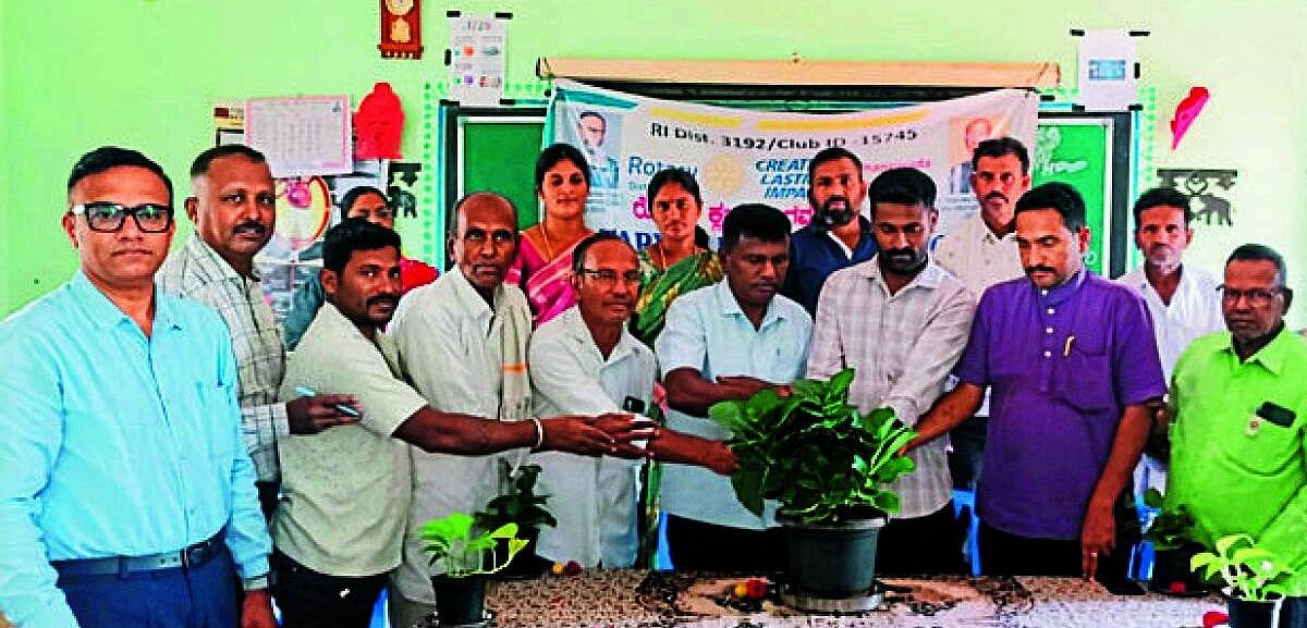 ತೋರ್ಪಡಿಕೆಗೆ ಖಾಸಗಿ ಶಾಲೆಗೆ ಸೇರಿಸದಿರಿ: ರೋಟರಿ ಕ್ಲಬ್ ಅಧ್ಯಕ್ಷ ಚನ್ನಪ್ಪ