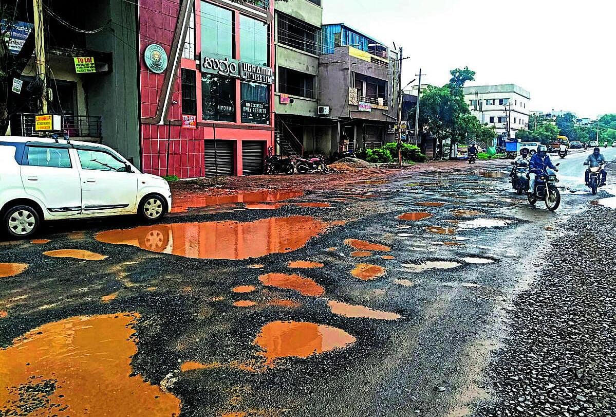 ಬೀದರ್‌: ರಸ್ತೆಗಳಲ್ಲಿ ಗುಂಡಿಯೋ, ಗುಂಡಿಗಳಲ್ಲಿ ರಸ್ತೆಯೋ...?