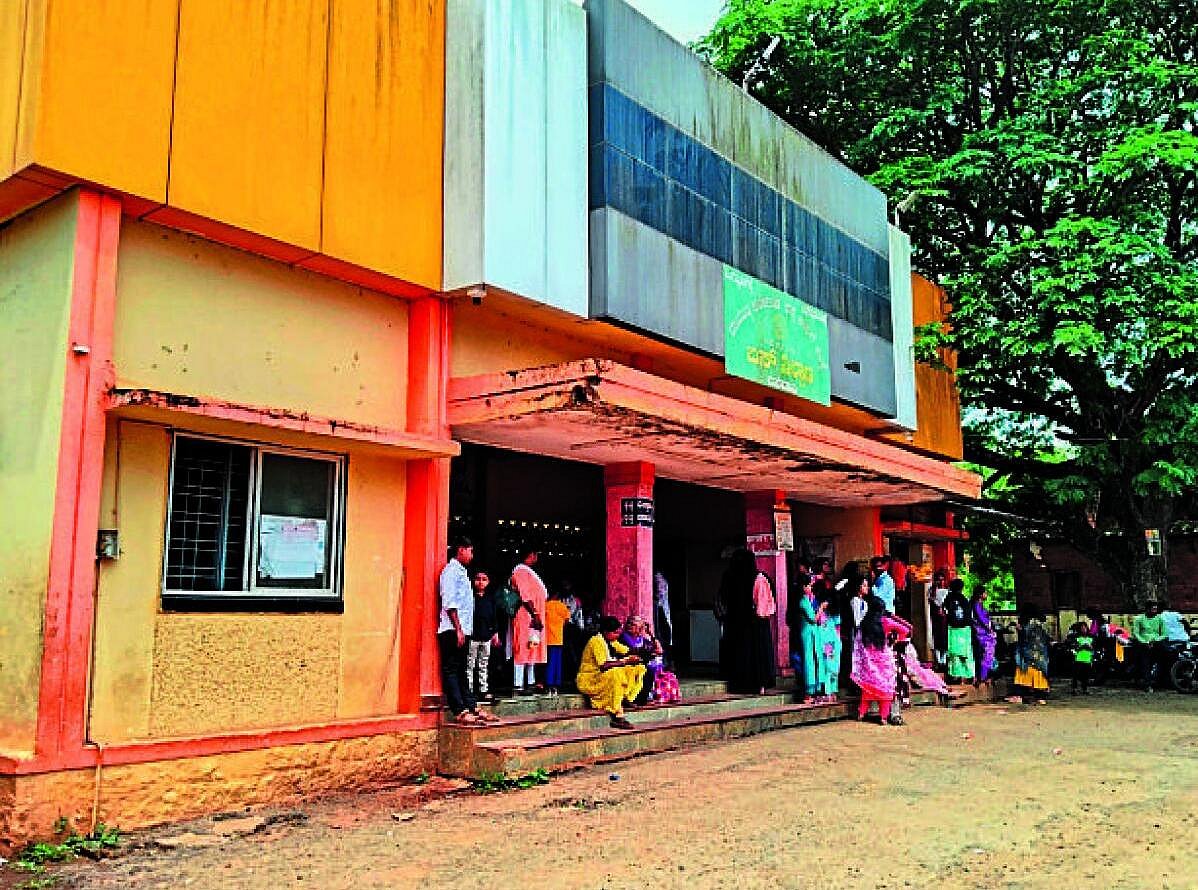 ಉತ್ತರ ಕನ್ನಡ: ಬಸ್ ಪ್ರಯಾಣಿಕರಿಗೆ ತಪ್ಪದ ನರಕಯಾತನೆ