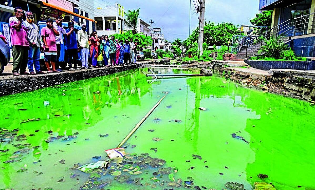ಕಲಬುರಗಿ: ಸ್ಥಳೀಯರಿಗೆ ರಸ್ತೆ ಕಾಮಗಾರಿ ‘ಸಂಕಷ್ಟ’