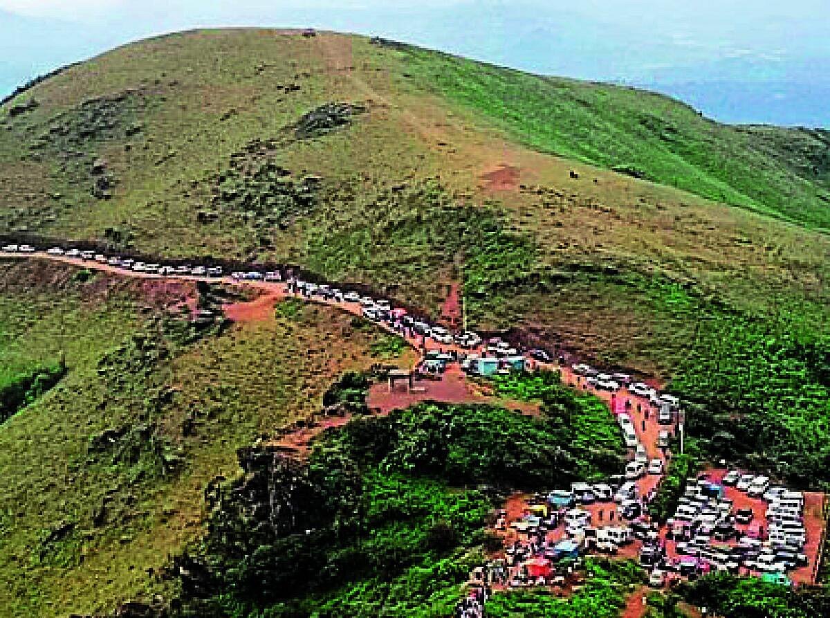 ಮುಳ್ಳಯ್ಯನಗಿರಿ ಪ್ರವಾಸ ದುಬಾರಿ: ಆನ್‌ಲೈನ್ ಬುಕಿಂಗ್ ವಿರುದ್ಧ ಆಕ್ರೋಶ