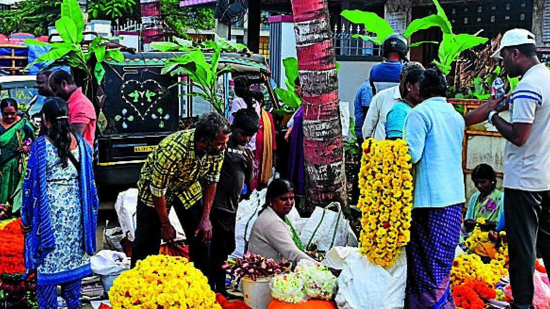 ಚಿಕ್ಕಮಗಳೂರು: ವರಮಹಾಲಕ್ಷ್ಮಿ ಪೂಜೆ ಅಂಗವಾಗಿ ಭರ್ಜರಿ ವಹಿವಾಟು