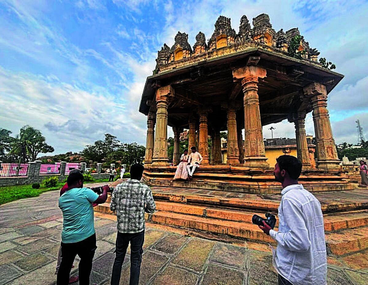 ಮೇಲುಕೋಟೆ ಪ್ರೀ ವೆಡ್ಡಿಂಗ್ ಶೂಟ್ಗಳಿಗೆ ನೆಚ್ಚಿನ ತಾಣ, ಆದಾಯ ಹೆಚ್ಚಳ