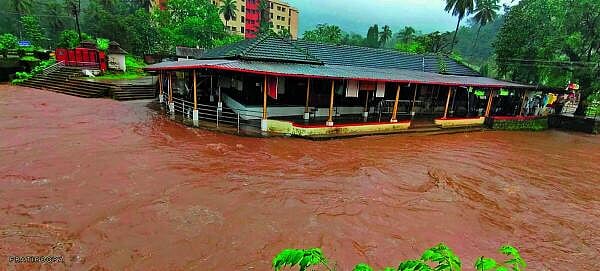 ಮಡಿಕೇರಿ, ಕುಕ್ಕೆಯಲ್ಲಿ ವರ್ಷಧಾರೆ: ಕೆಲವೆಡೆ ಮಣ್ಣು ಕುಸಿತ, ಸಂಚಾರಕ್ಕೆ ಅಡಚಣೆ
