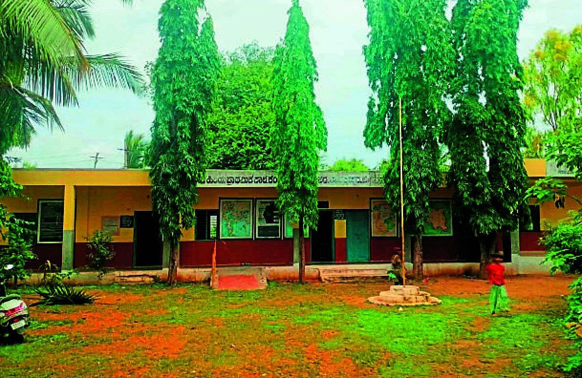 ಮುಚ್ಚುವ ಸ್ಥಿತಿಯಲ್ಲಿ ಲಕ್ಷ್ಮೇಶ್ವರದ ಸರ್ಕಾರಿ ಶಾಲೆ ..