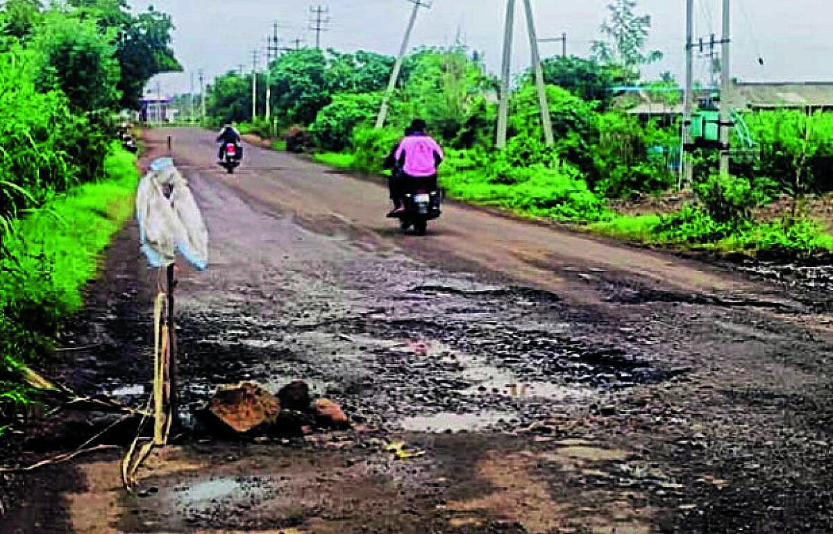 ಹದಗೆಟ್ಟ ರಾಯಬಾಗ–ಹಾರೂಗೇರಿ ರಸ್ತೆ!: ಸಂಚಾರ ದುಸ್ತರ: ವಾಹನ ಸವಾರರ ಪರದಾಟ