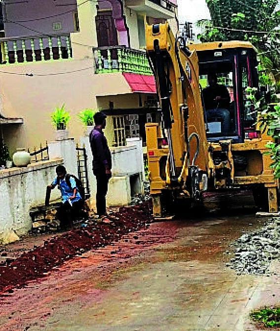 ಹಗರಿಬೊಮ್ಮನಹಳ್ಳಿ: ರಸ್ತೆಗಳಲ್ಲಿ ಗುಂಡಿ, ಪ್ರಾಣ ಕೈಯಲ್ಲಿ...
