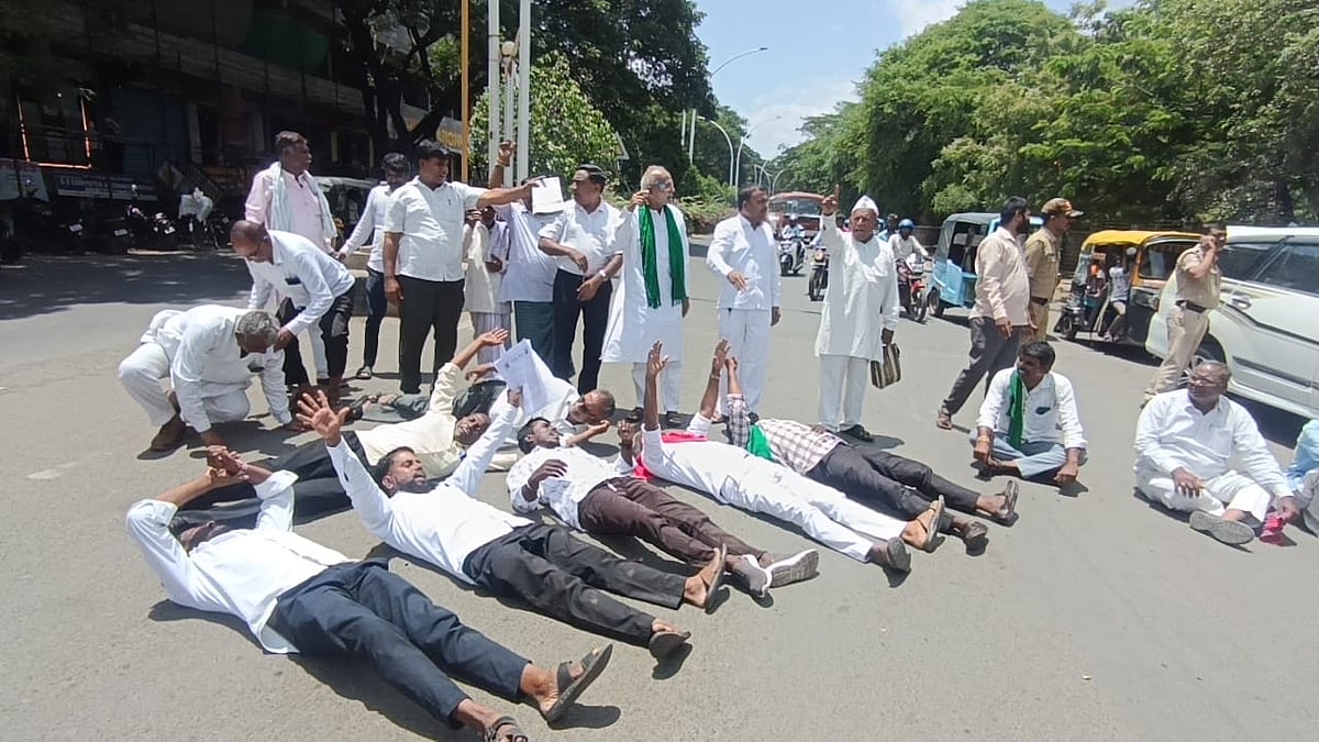 ಕಲಬುರಗಿ|ಬರ ಘೋಷಣೆಗೆ ರೈತರ ಪಟ್ಟು: ಬಿರುಬಿಸಿನಲ್ಲಿ ರಸ್ತೆ ಮೇಲೆ ಮಲಗಿ ಪ್ರತಿಭಟನೆ
