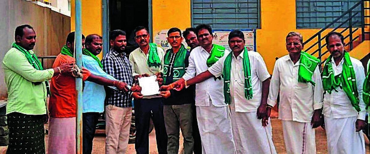 ಕೂಡ್ಲಿಗಿ ತಾಲ್ಲೂಕಿನ ಈಚಲಬೊಮ್ಮನಹಳ್ಳಿಯಲ್ಲಿ ರಸ್ತೆ ಕಾಮಗಾರಿ ತಡೆಗೆ ಒತ್ತಾಯ