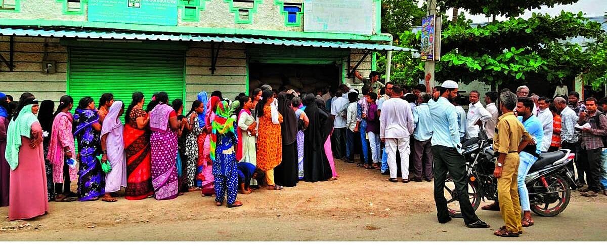 ಶಹಾಬಾದ್ ರೇಷನ್ ಅಂಗಡಿಯಲ್ಲಿ ಪಡಿತರ ವಿತರಣೆ ಸಮಸ್ಯೆ, ಗ್ರಾಹಕರ ಪರದಾಟ