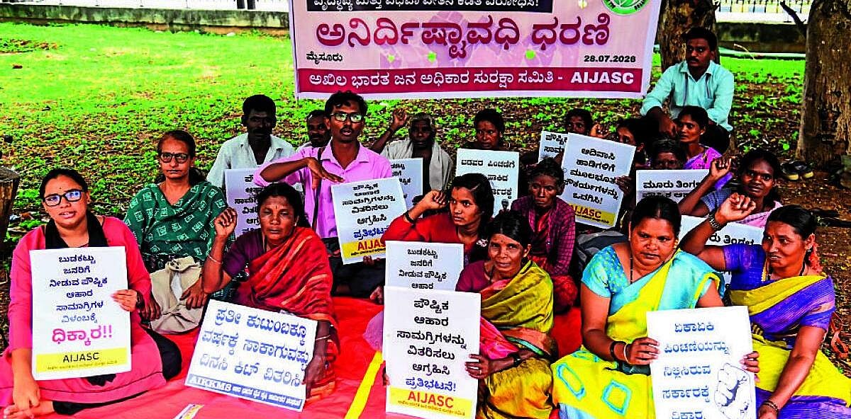 ಆದಿವಾಸಿಗಳಿಗೆ ಆರು ತಿಂಗಳಿಂದ ಸಿಗದ ಪೌಷ್ಟಿಕ ಆಹಾರ, ಬೀದಿಗೆ ಇಳಿದು ಹೋರಾಟ