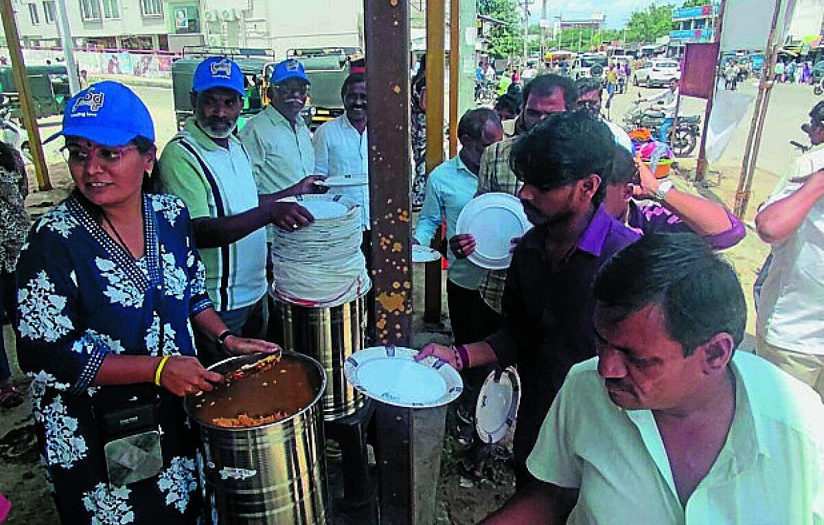 ಕೊಪ್ಪಳ: ಬಡವರ ಹಸಿವು ನೀಗಿಸುತ್ತಿರುವ ಅನ್ನದಾತರು