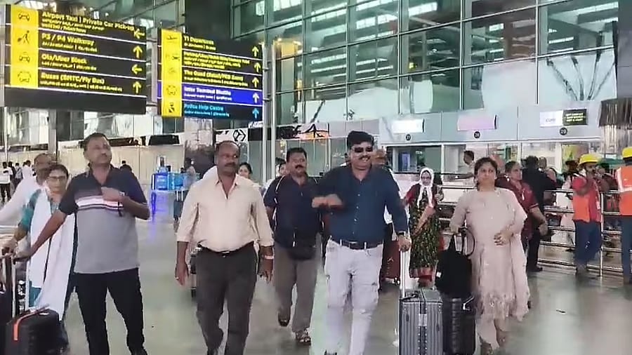 ನೇಪಾಳ ಪ್ರವಾಸದಲ್ಲಿ ಸಿಲುಕಿದ್ದ 54 ಕನ್ನಡಿಗರು ಬೆಂಗಳೂರಿಗೆ ವಾಪಸ್
