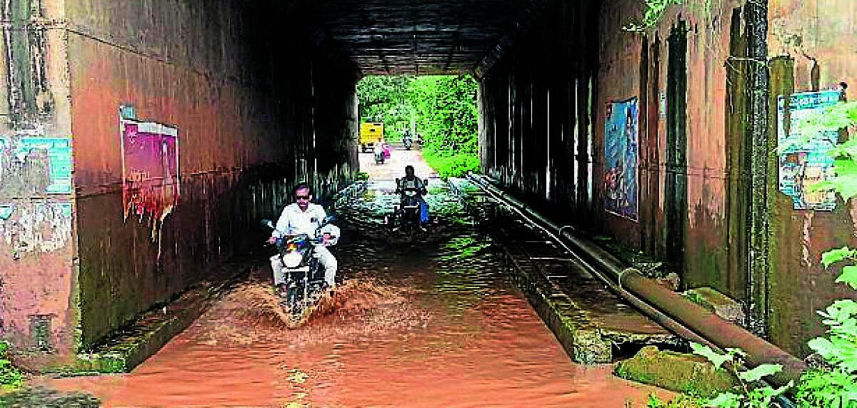 ರಟ್ಟೀಹಳ್ಳಿ | ಕೆಳಸೇತುವೆಯಲ್ಲಿ  ನೀರು: ಸಂಚಾರ ಸಂಕಷ್ಟ