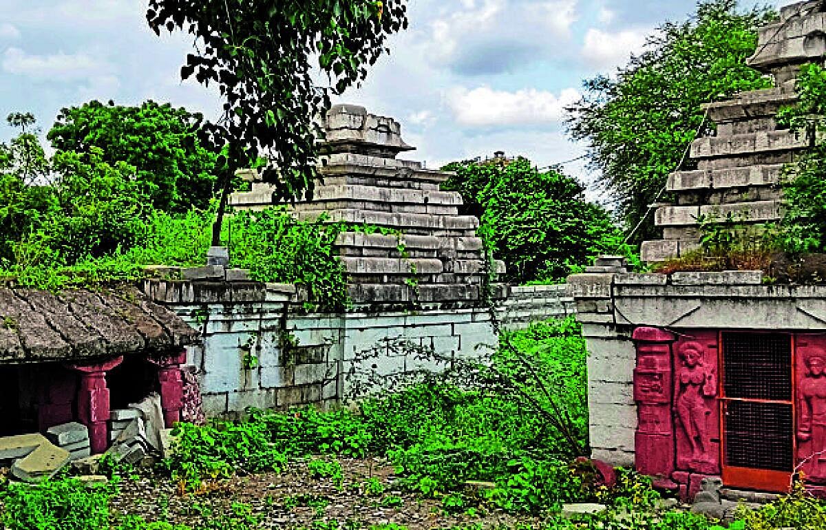 ಚಿಂಚೋಳಿ: ಪಾಳು ಬಿದ್ದ ಪುರಾತನ ಗುಡಿಗಳು
