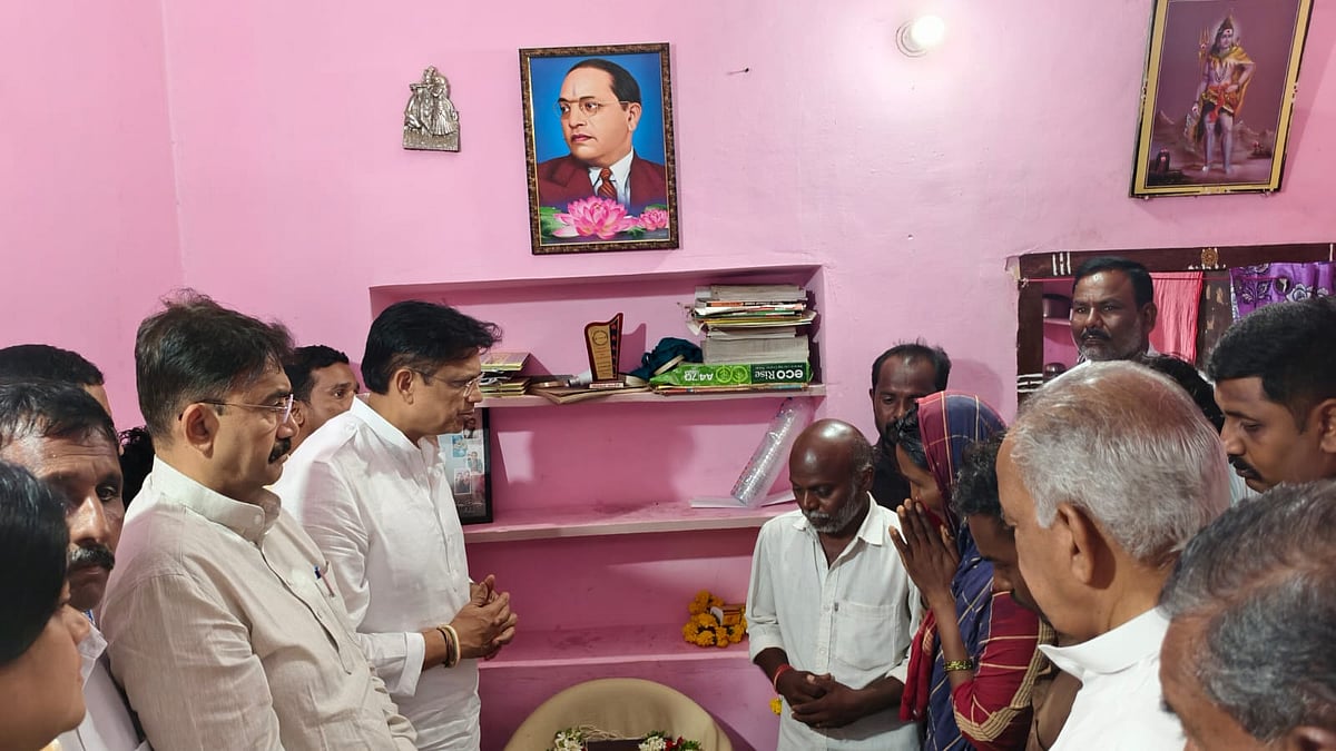 ರಾಯಚೂರು: ಹತ್ಯೆಯಾದ ಅಶ್ವಿನಿ ತಿಮ್ಮಾರೆಡ್ಡಿ ನಿವಾಸಕ್ಕೆ ಅಜಯ್ ಸಿಂಗ್ ಭೇಟಿ
