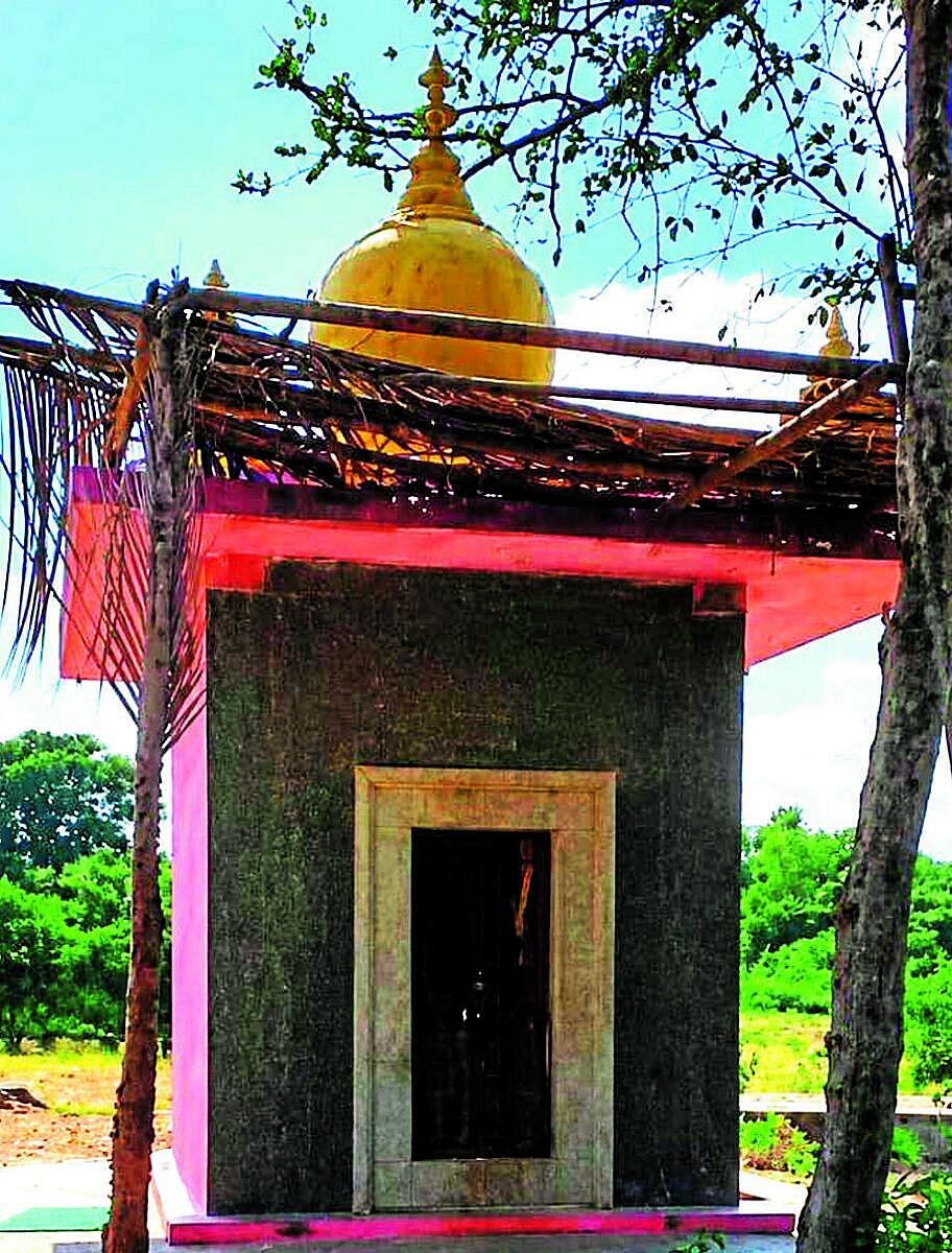 ಹೊಳಲ್ಕೇರೆ: ಚಿಕ್ಕನಕಟ್ಟೆ ಸಮೀಪವಿದೆ ರಾಘವೇಂದ್ರ ಸ್ವಾಮಿ ಬೃಂದಾವನ