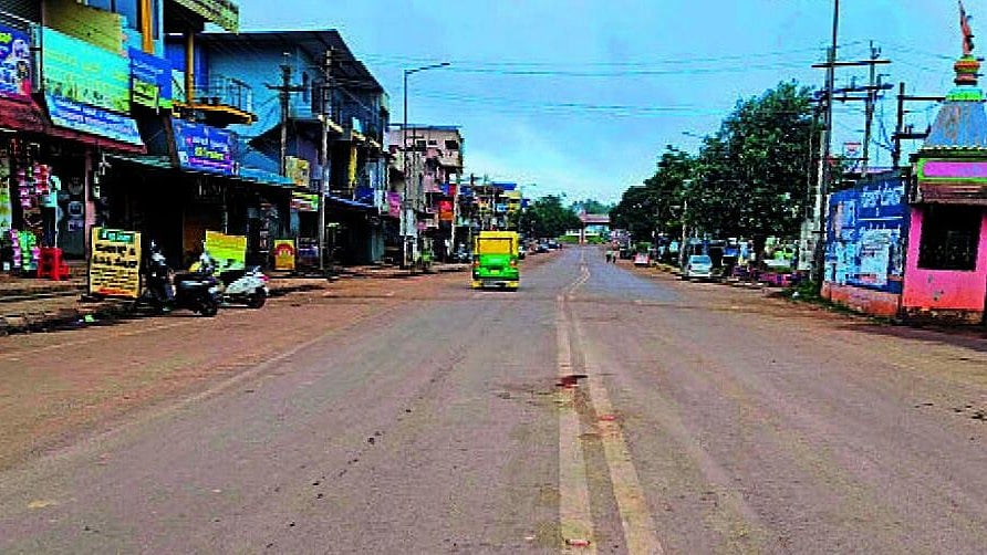 ಚನ್ನಮ್ಮನ ಕಿತ್ತೂರು: ರಸ್ತೆ ಅಗಲೀಕರಣದಲ್ಲಿ ‘ತೆರವು’ ತಾರತಮ್ಯ