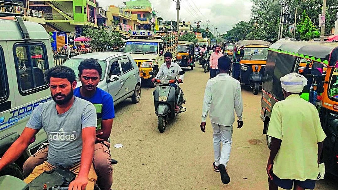 ಬಾಗೇಪಲ್ಲಿ: ಪಟ್ಟಣದಲ್ಲಿ ಸಂಚಾರ ನಿಯಮ ಉಲ್ಲಂಘನೆಗಿಲ್ಲ ಕ್ರಮ, ಸಾರ್ವಜನಿಕರ ದೂರು