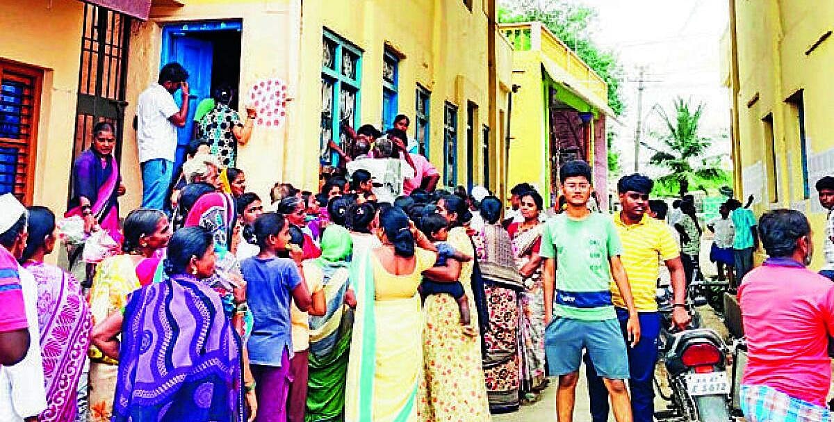 ನರೇಗಲ್| ಸರ್ವರ್ ಸಮಸ್ಯೆ: ಪಡಿತರಕ್ಕಾಗಿ ದಿನವಿಡೀ ಸರತಿಯಲ್ಲಿ ನಿಲ್ಲುವ ದುಸ್ಥಿತಿ