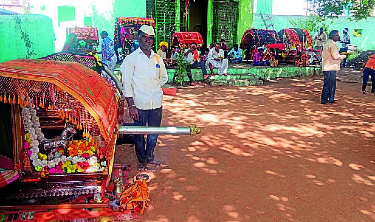 ತೇರದಾಳ| ಪಲ್ಲಕ್ಕಿಗಳಿಗೆ ದರ್ಗಾವೇ ವಿಶ್ರಾಂತಿಯ ತಾಣ: ಭಾವೈಕ್ಯದ ಪ್ರತೀಕ