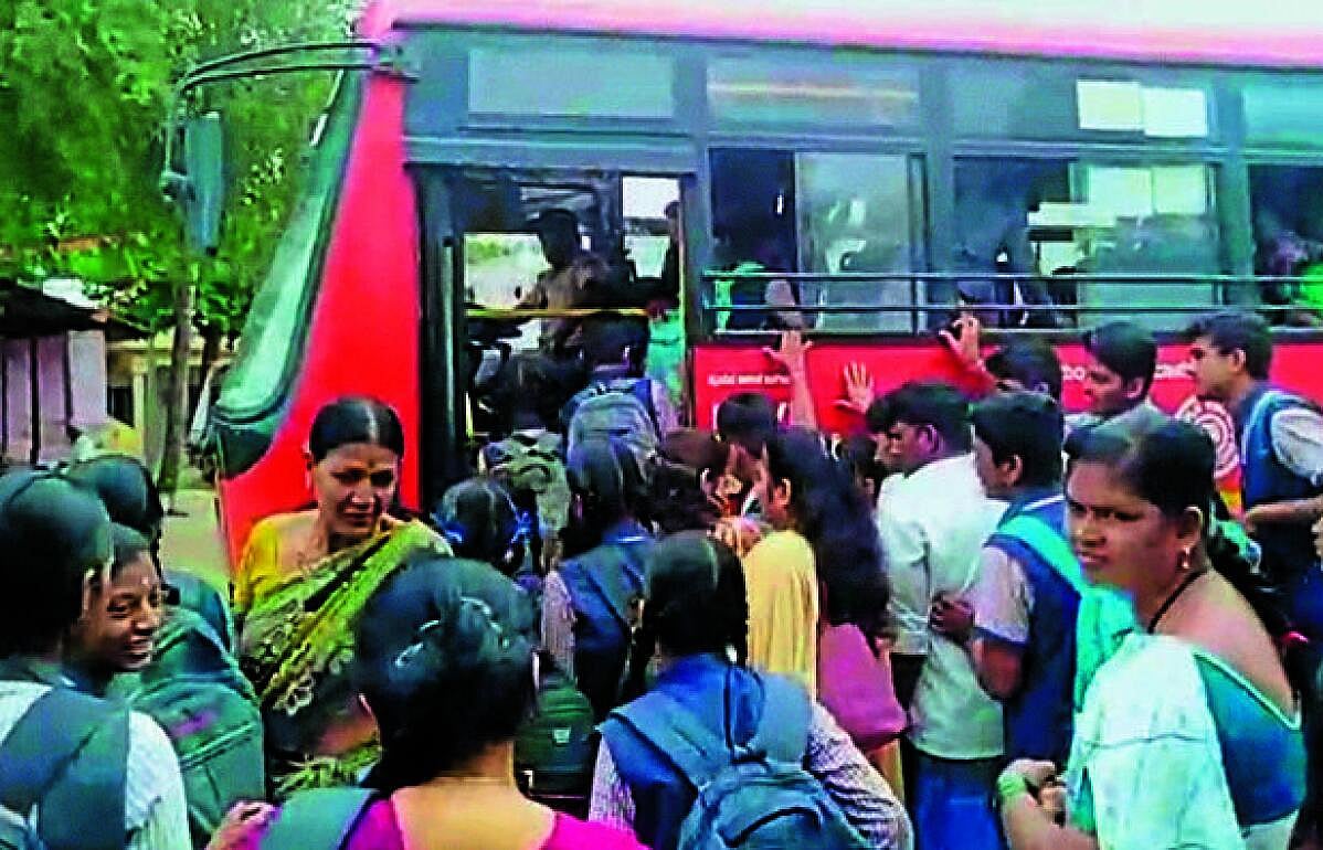 ಹರಪನಹಳ್ಳಿ: ಸಕಾಲಕ್ಕೆ ಬಸ್ ಸಿಗದೆ ವಿದ್ಯಾರ್ಥಿಗಳಿಗೆ ತರಗತಿ ‘ಮಿಸ್’