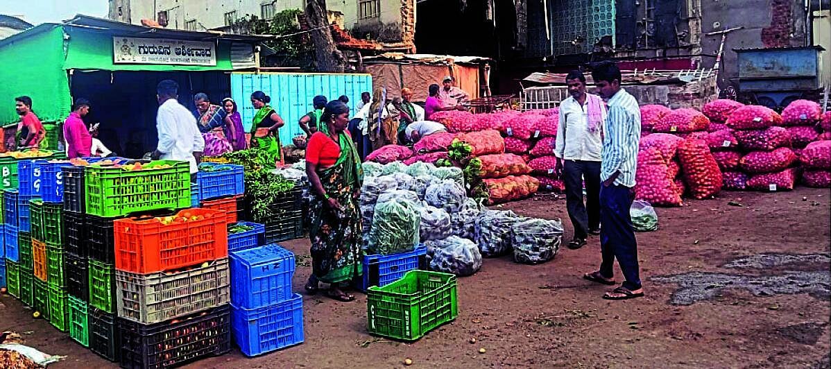 ರಾಮದುರ್ಗ: ತರಕಾರಿ ಮಾರಾಟಕ್ಕೆ ಸೂಕ್ತ ಮಾರುಕಟ್ಟೆ ಬೇಕಿದೆ