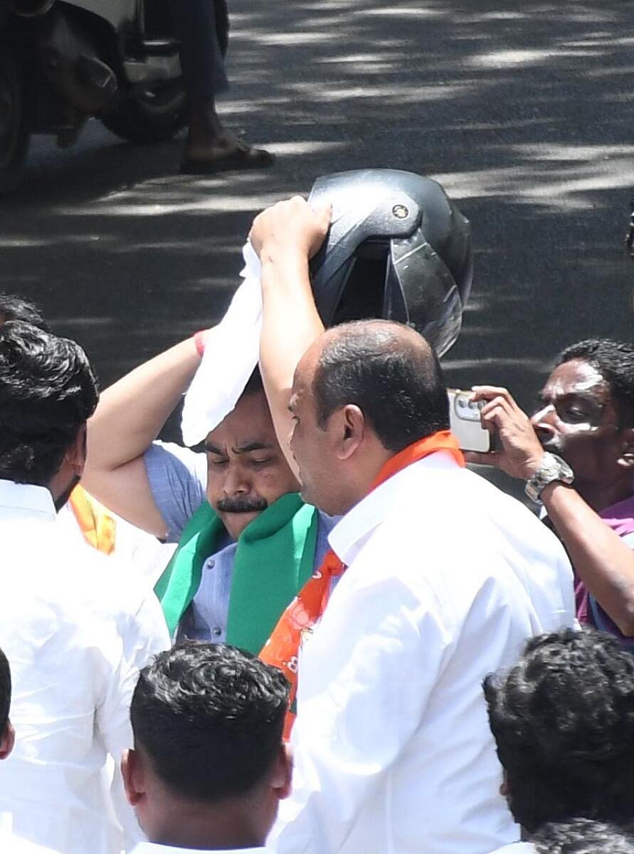 ಹೆಲ್ಮೆಟ್‌ ಒಡೆದು ಅಟ್ಟಹಾಸ: ಮಾಜಿ ಶಾಸಕ ತೆಲ್ಕೂರ ಸೇರಿ ಇಬ್ಬರ ವಿರುದ್ಧ ಎಫ್‌ಐಆರ್
