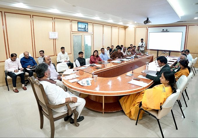 ಮೈಸೂರು ದಸರಾ| CM ಅಧ್ಯಕ್ಷತೆಯಲ್ಲಿ ಸಭೆ: ವಿನೂತನ ಕಾರ್ಯಕ್ರಮ ಆಯೋಜಿಸುವಂತೆ ಸೂಚನೆ