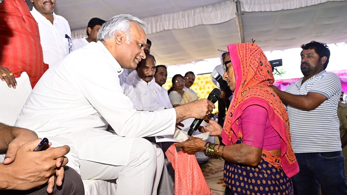 ಕಮಲಾಪುರದ ವೃದ್ಧೆ ಶೇಖಮ್ಮಳೊಂದಿಗೆ ಸಿಎಂ ಡಿ.ಕೆ.ಶಿವಕುಮಾರ್ ಸಂವಾದ