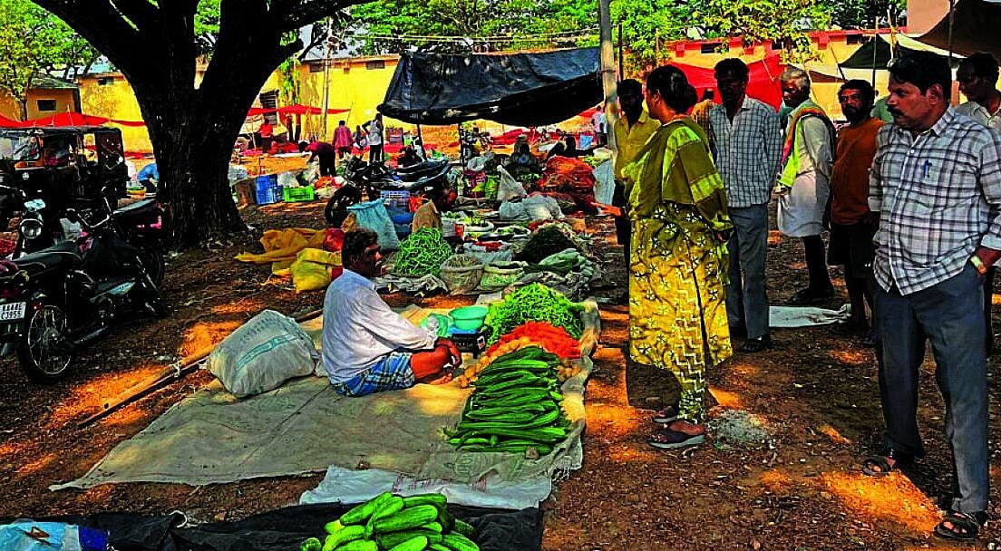 ಹುಳಿಯಾರು: ವಾರದ ಸಂತೆಯಿಂದ ಒಂದಿಷ್ಟು ಕಳೆ